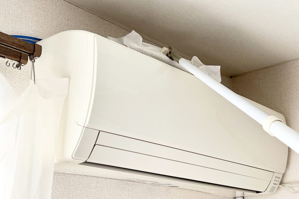 エアコン上部を掃除している画像