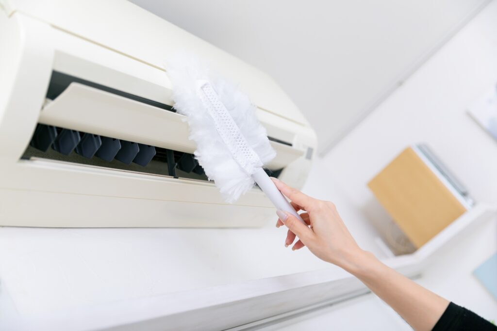 エアコンを掃除している画像