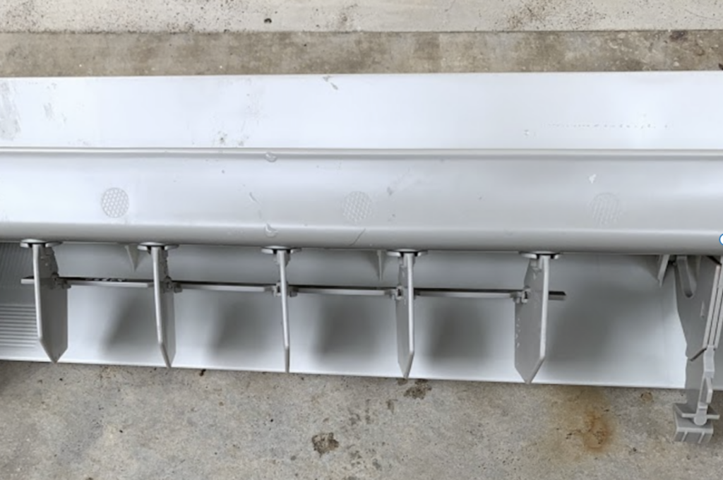 取り外ししたエアコンのドレンパンの画像