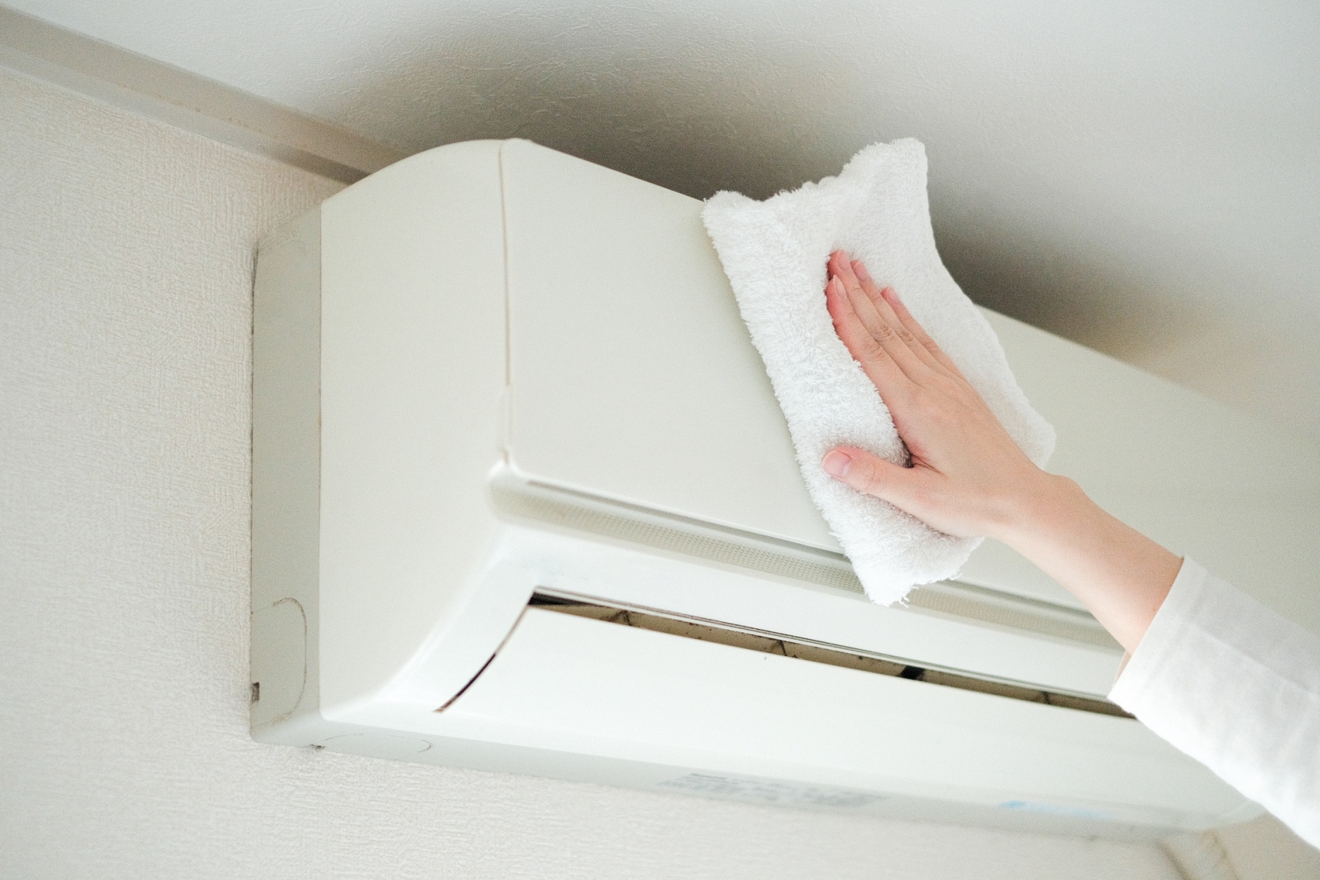 エアコンの前面パネルを掃除している画像
