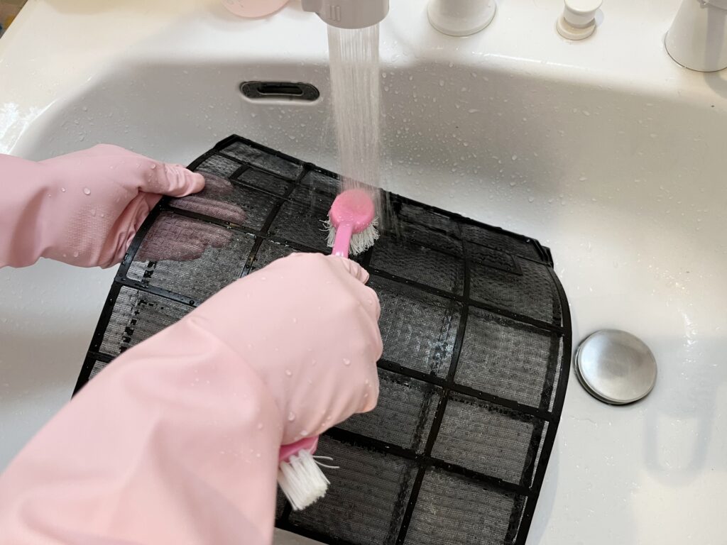 エアコンフィルターを掃除している画像