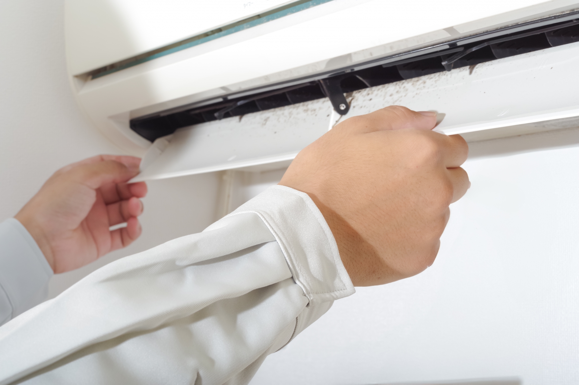 エアコンを掃除している画像