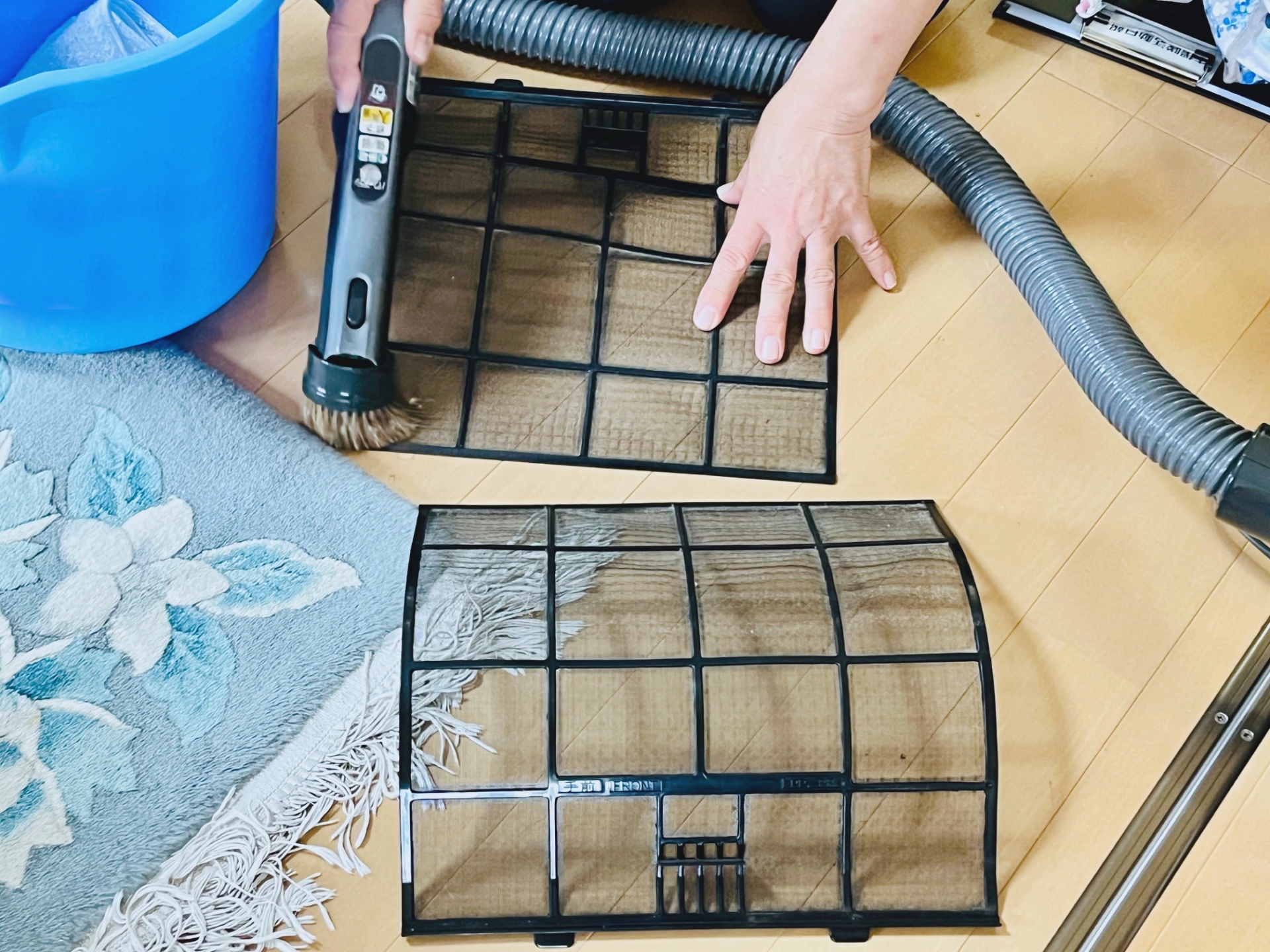エアコンフィルターを掃除している画像