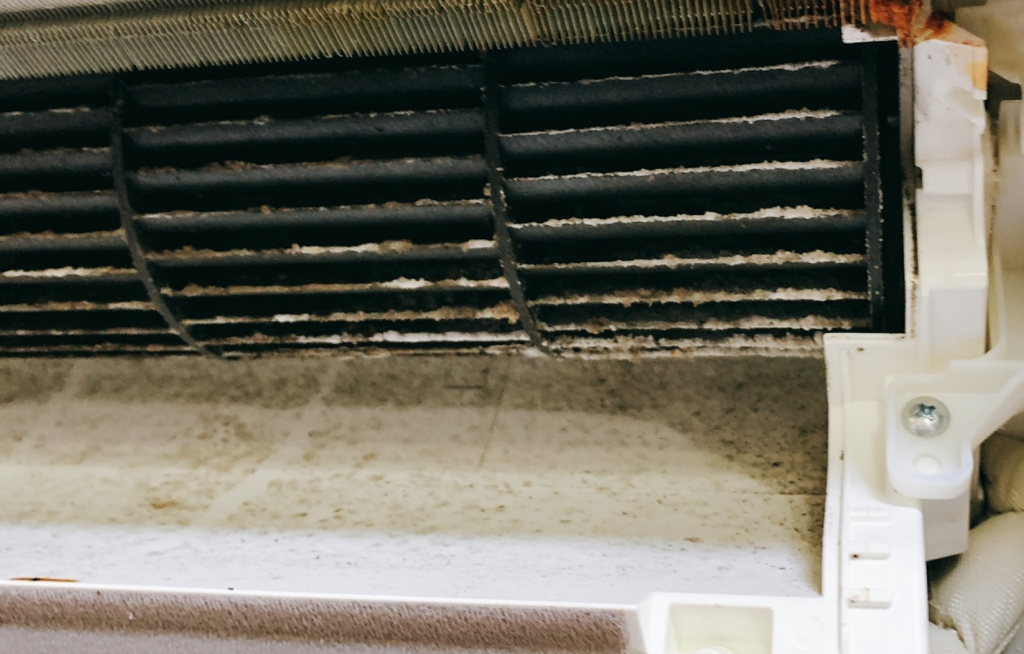 汚れているエアコンの送風ファンの画像