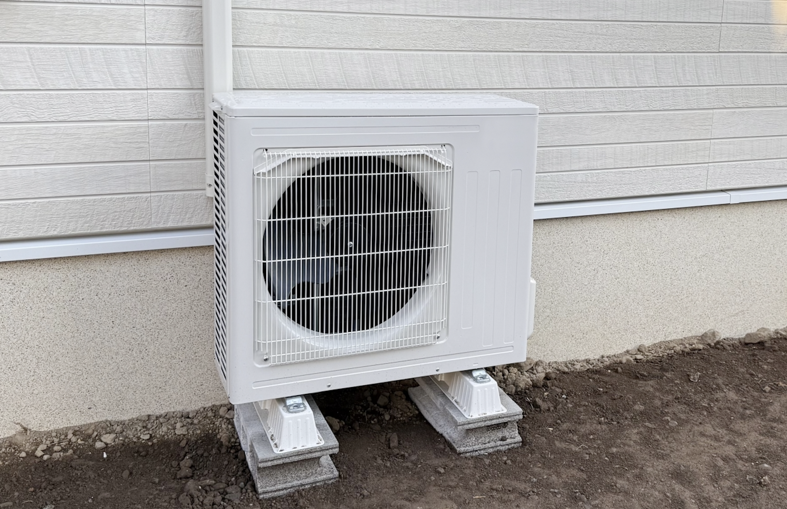 周りがスッキリしているエアコン室外機の画像